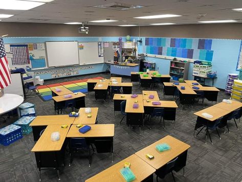 Classroom Seating Arrangements Desks, Classroom Desk Arrangement, Classroom Seating Arrangements, Desk Arrangements, Flexible Seating Classroom, Middle School Science Classroom, Classroom Desk, Country School, Classroom Seating