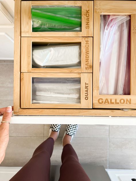 Ziploc Bag Storage Drawer, Kitchen Bag Storage Ideas, Organize Ziploc Bags In Pantry, Ziploc Organization, Organize Ziploc Bags Drawer, Ziploc Bag Organization, Ziplock Bag Storage Organizing Ideas, Dream Closet Organization, Kitchen Drawer Organizer