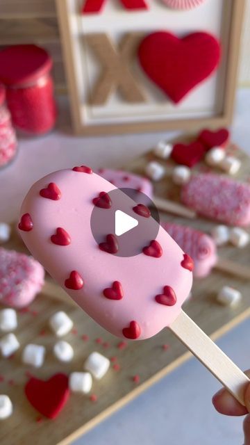 Chocolate Covered Strawberries + More🍫🍓🍪 on Instagram: "The cutest little treats for all my girlies🎀 💗 cakesicles are just like a cake pop, in a “popsicle” shape 💗funfetti flavored 💗full menu with prices can be found in my highlights #galentinesday #galentinescakesicles #girlycakepops #valentinesdaytreats" Girly Desserts, Cakepops Ideas Decoration, Cake Popsicles Ideas, Cakesicles Recipes, Popsicle Cake Pops, Soiree Ideas, Cake Popsicles, Pop Ideas, Valentine Cake