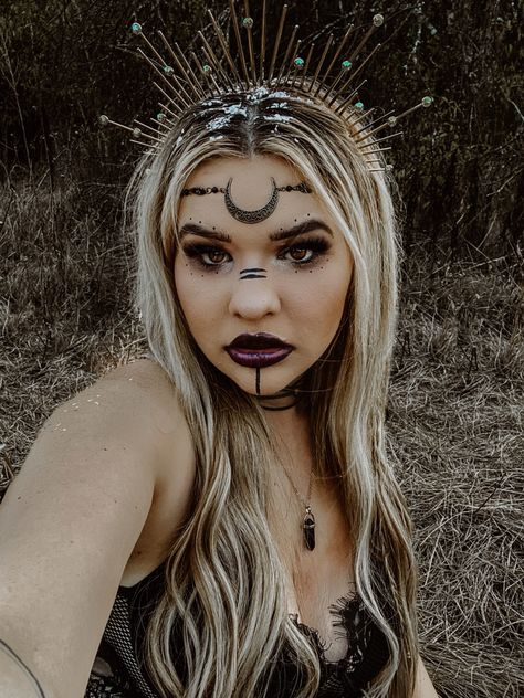 High Priestess Halloween Costume, Boho Witch Costume Diy, Mystic Witch Costume, Occult Costume Ideas, Spiritual Witch Costume, Enchantress Makeup Halloween, Coven Makeup Witches, Coven Witch Makeup, Sorceress Costume Makeup