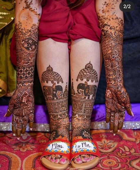 Mehendi Pics With Friends, Mahdi Poses, Mendi Poses For Bride, Mahendi Poses For Bride, Bridal Mehndi Designs Brides Indian, Mahendi Photoshoot, Mahendi Pose, Mehandi Pose, Couple Wedding Dress Indian Hindu