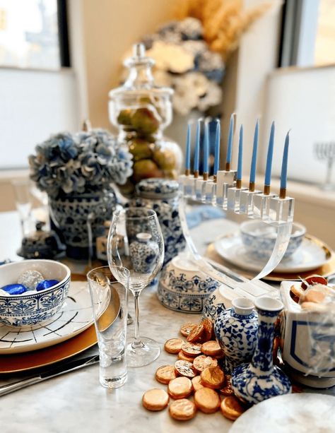 Hannukah Decoration, Hanukkah Party Ideas, Hanukkah Aesthetic, Hanukkah Table Setting, Feast Of Dedication, Hannukah Party, Feast Table, Hannukah Decorations, Hanukkah Desserts