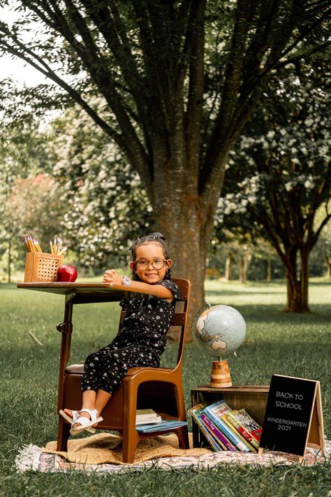 Back To School Session Photo Shoot, School Picture Photo Shoot, Prek Photo Ideas, Vintage School Desk Photo Shoot, Back To School Kindergarten Photoshoot, First Day Of School Photography, First Grade Photo Shoot, Back To School Mini Session Ideas Outdoor, Starting School Photo Ideas