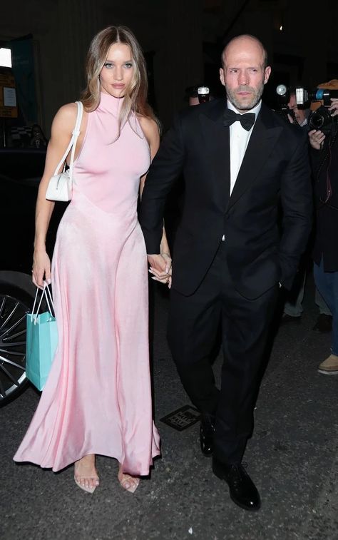 Jason Statham and Rosie Huntington-Whiteley Pink Dress Outfit Ideas, Rose Huntington Whiteley, Charlotte York Outfits, Formal Dresses Ball Gowns, Formal Pink Dress, Pink Dress Outfit, Mesh Prom Dress, Neon Prom Dresses, Tight Prom Dresses