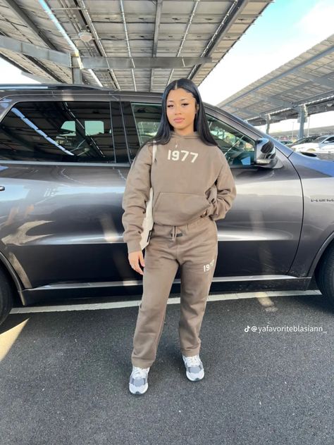 New Balance 990 V5 Outfit, Sweat Suits Outfits, Sweatsuit Outfits, 4s Outfit, Sweatsuit Outfit, Dope Swag Outfits, New Balance Outfit, Swag Outfits For Girls, Chill Outfits