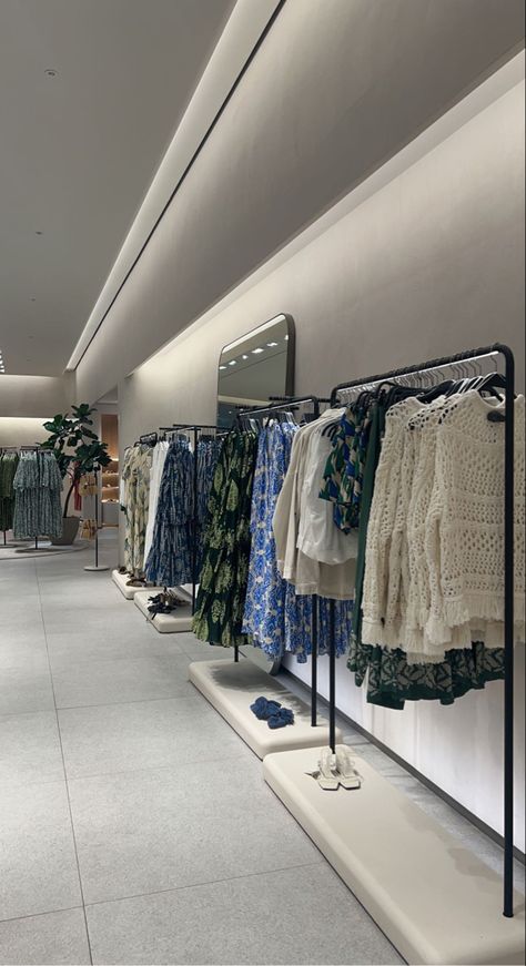 Zara Store Design, Mezon Decoration, Showroom Fabric, Clothes Shop Design, Shoe Store Design, Retail Ideas, Zara Store, Mall Outfit, Retail Interior Design