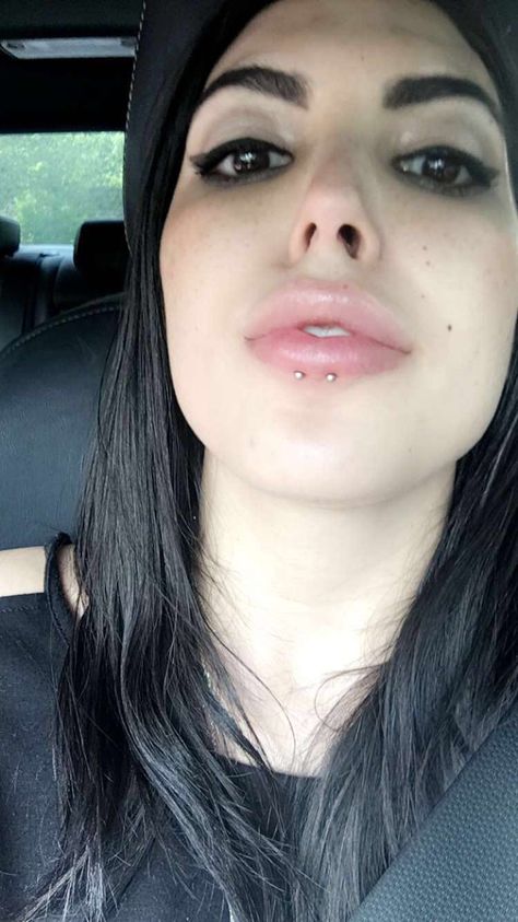 Dolphin Bite Piercings Round Face Peircings, Dolphin Bites Piercing Lips, Underlip Peircings, Dolphin Bites Piercing, Dolphin Bites, 40 Year Old Hair Styles, Crazy Piercings, Oral Piercings, Piercing Inspiration