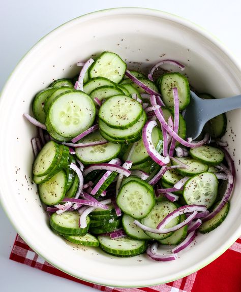 Easy Cucumber Salad Pickled Cucumbers And Onions, Picnic Salad Recipes, Easy Cucumber Salad, Cucumber Onion, Marinated Cucumbers, Pickled Cucumbers, Pickled Cucumber, Quick Pickled Cucumbers, Fruit Salad Easy