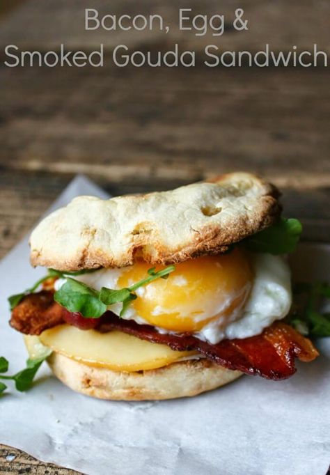 Gouda Sandwich, English Muffins Sandwich, English Muffin Breakfast Sandwich, English Muffin Breakfast, Edible Ideas, Sandwich Breakfast, Bbq Burger, Breakfast Sandwich Recipes, Heavy Breathing