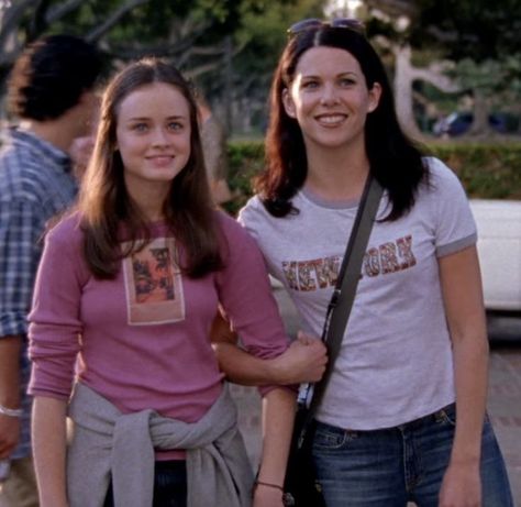 Rory And Lorelai Gilmore, Rory And Lorelai, Gilmore Girls Lorelai, Gilmore Girls Seasons, Team Logan, Downtown Outfits, Lorelai Gilmore, Marvel Actors, Rory Gilmore