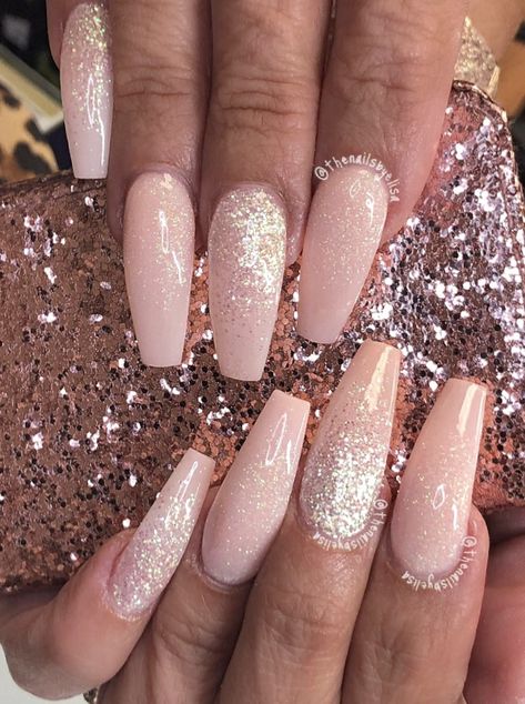 Peach nails. Glitter nails Peach Colored Nails, Color Durazno, Nail Master, Snow Nails, Peach Nails, Fancy Nails Designs, Nails Glitter, Pinterest Ideas, Bride Nails