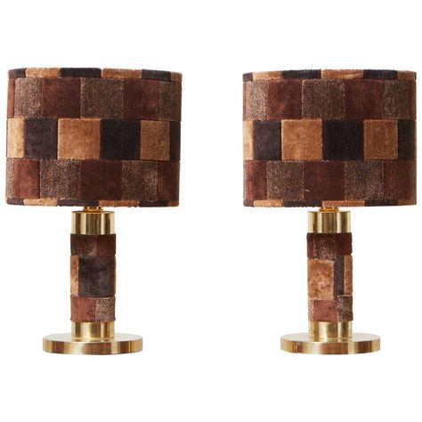 1970s Pair of Hollywood Regency Table Lamps in Brass and Carpet  Pair of 1970s table lamps in brass and carpet in Hollywood Regency design. Regency Table, Square Table Lamp, Regency Design, Luxury Table Lamps, Head Tables, Cube Table, Chrome Table Lamp, Maison Jansen, Glass Cube