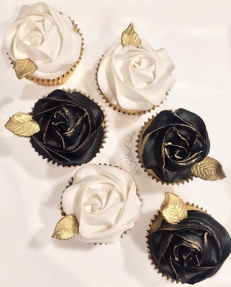 cute black and gold cupcakes! #sweet16 #sweetsixteen #partyideas #partyinspiration #celebrate #birthdayparty #blackandgold #cupcake #partydessert  #Regram via @kitoscakes Rosette Cupcakes, Black Cupcakes, Elegant Cupcakes, Gold Cupcakes, Black Gold Wedding, White Cupcakes, Cupcake Cake Designs, Cream Art, Dirty Thirty