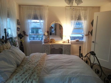 Grandma Bedroom Aesthetic, Nice Bedroom Ideas, Gloomy Coquette Room, Feminine Room Aesthetic, Vintage Americana Coquette, Americana Coquette, Lana Del Rey Vintage, Coquette Lana Del Rey, Whisper Girl