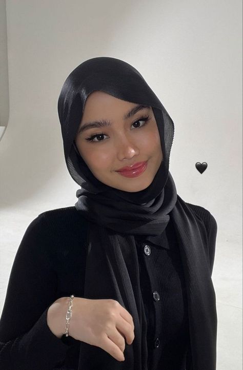 Pretty Hijabi Girl, Makeup Hijab, Simple Hijab Tutorial, Stile Hijab, Wallpaper Instagram, Simple Hijab, Hijab Style Tutorial, Stylish Hijab, Muslim Fashion Hijab Outfits