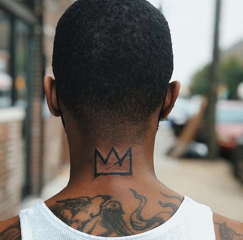 Tattoo Ideas Owl, Basquiat Tattoo, Back Tattoos For Guys Upper, Basquiat Crown, Black People Tattoos, Arm Tattoos Black, Memorial Tattoo Ideas, Black Men Tattoos, African Tattoo