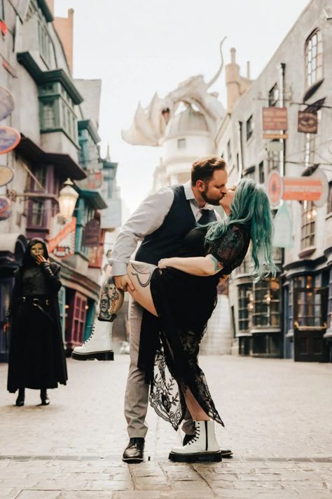 We're screaming over this Halloween Horror Nights engagement shoot 1 from Offbeat Wed (formerly Offbeat Bride) Universal Halloween Horror Nights, Universal Studios Halloween, Dream Date, Offbeat Bride, Horror Nights, Halloween Horror Nights, New Readers, Harry Potter World, Halloween Horror