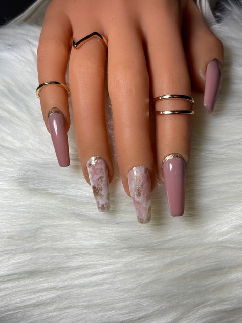 Acrylic Nail Colors For Fall, Mauve Acrylic Nails Coffin, Wedding Guest Nails Coffin, Spring Nails Acrylic Coffin Medium, Elegant Nails Coffin Shape, South Carolina Nails, Mauve Marble Nails, Nude Mauve Nails, Short Acrylic Nails Coffin Spring