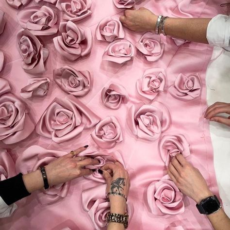 Grad 2023, Wool Crafts Diy, Fashion Dream Job, Pink Gloves, Fabric Flower Tutorial, Embroidered Roses, Handmade Flowers Fabric, Fashion Decoration, Costume Diy