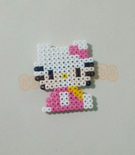 Peeler Beads Hello Kitty, Perler Bead Planchette, Things To Make With Fuse Beads, Hello Kitty Fuse Beads, Pink Perler Beads, Cute Hama Beads, Pearler Bead Design, Hello Kitty Perler Beads, Cute Perler