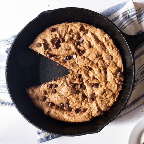 Enjoy a tasty and delicious meal with your loved ones. Learn how to make Peanut butter–chocolate chip skillet cookie & see the Smartpoints value of this great recipe. Ww Cookies, Ww Treats, Chocolate Chip Skillet Cookie, Skillet Cookie Recipe, Ww Food, Peanut Clusters, Ww Meals, Biscuits Diététiques, Skillet Chocolate Chip Cookie