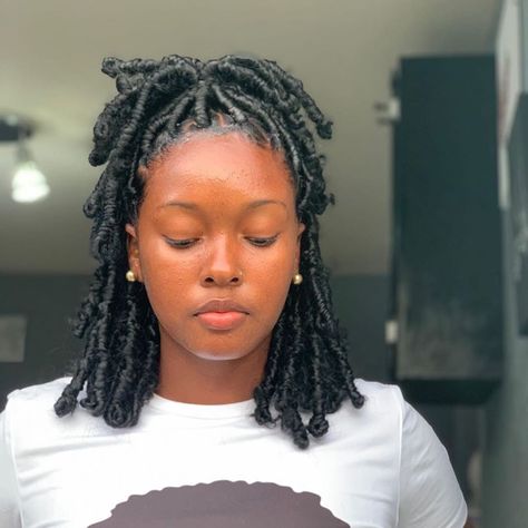 https://www.instagram.com/p/CCU8DePJzmy/?igshid=jpxtgm8omtw1 Short Faux Locs, Boho Locs, Growth Hair, Faux Locs Hairstyles, Girls Hairstyles Braids, Girls Braids, Hair Laid, Penteado Cabelo Curto, Hair Growth Tips