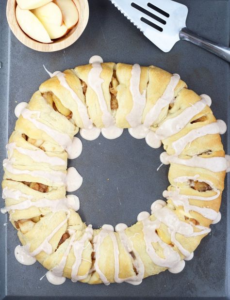 Apple-Crescent-Roll-Pastry-Ring-f Crescent Roll Apple Pie, Crescent Roll Pastry, Apple Crescent, Apple Crescent Rolls, Crescent Ring Recipes, Pastry Ring, Crescent Roll Recipes Dessert, Cinnamon Crescent Rolls, Apple Cream Cheese