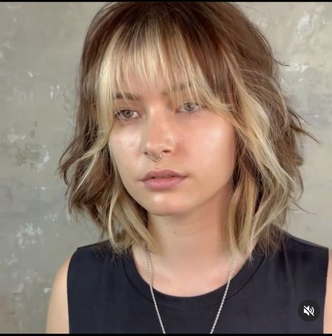 Hair Trends 2023 Haircuts Women Fine Hair, Soft Fringe Bangs Short Hair, Color Blocking Hair Brown, Haircuts With Shorter Front Pieces, Two Toned Blonde And Brown Hair, 70s Style Hair Short, Two Color Hair Short, Short Hair Underlights, Bleached Bob Hair