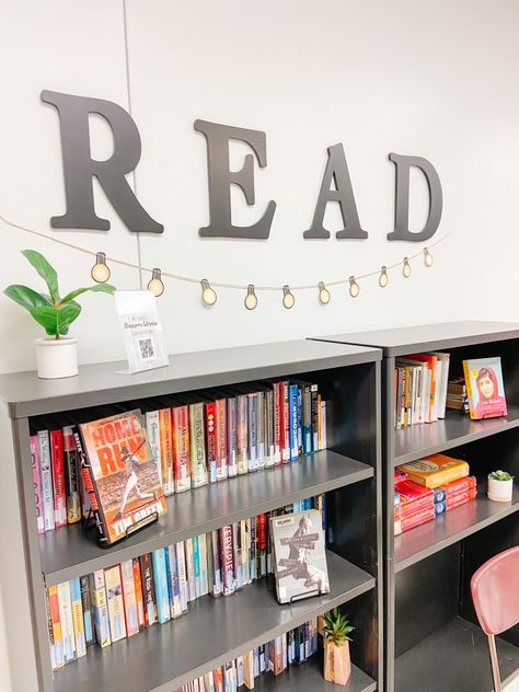 Simple Classroom Library, English Teacher Aesthetic Classroom, Desk Setup Classroom, Boho Classroom Library Decor, Classroom Bookshelf Makeover, English Classroom Aesthetic, Elementary Classroom Reading Corner, High School English Teacher Aesthetic, Teacher Classroom Aesthetic