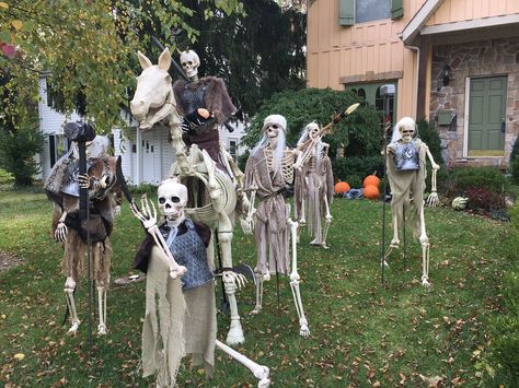 Game of Thrones Halloween Home Decor | POPSUGAR Entertainment Photo 1 Game Of Thrones Halloween, Skeleton Ideas, Game Of Thrones Party, Halloween Office, Halloween Eve, Halloween Graveyard, Halloween Figures, Lawn Decorations, Got Party