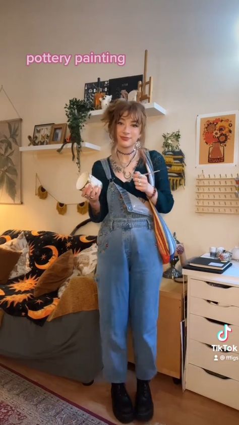 Pottery Outfit, Fits Grunge, Overalls Outfit, Idk Anymore, Date Outfit, Painted Clothes, Ceramics Ideas, Be Cool, Date Outfits