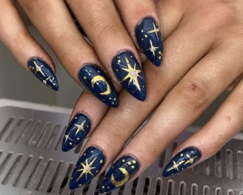 Gold Celestial Nails, Nail Art Stars, Green Celestial, Moon Nail Art, Dark Blue Nails, Nails Dark, Halloween Nails Easy, Gold Nail Designs, Star Nail Art