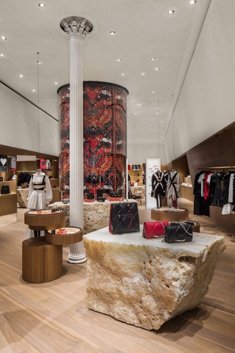 Alexander McQueen Makes a New Home in New York City | Vogue Luxury Retail Store, Store Layout, Luxury Boutique Hotel, Boutique Interior, Retail Interior, Store Design Interior, Store Interior, Retail Space, Luxury Store