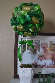 Easy St Patrick's Day Ribbon Topiary St Patricks Day Mantle Decor, Diy Topiaries, Ribbon Topiary, Decorating Office, Topiary Diy, St Patricks Day Decor, St Patricks Crafts, Artsy Girl, Danny Boy