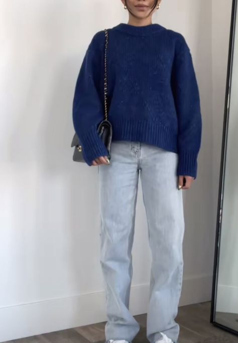 Outfits With Blue Sweaters, Blue Crew Neck Outfit, Blouse Winter Outfit, Blue Knit Sweater Outfit, Outfit Astethics, Blue Pullover Outfit, Outfit Pull, Blue Sweater Outfit, Pull Bleu Marine