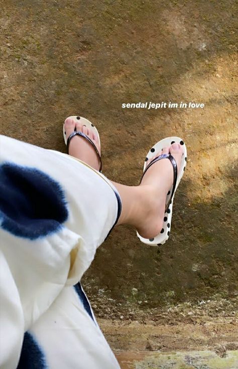 Pap Sandal, Ootd Aesthetic, Street Hijab Fashion, Fotografi Digital, Best Casual Outfits, Cute Images With Quotes, Selfie Poses Instagram, Cute Poses For Pictures