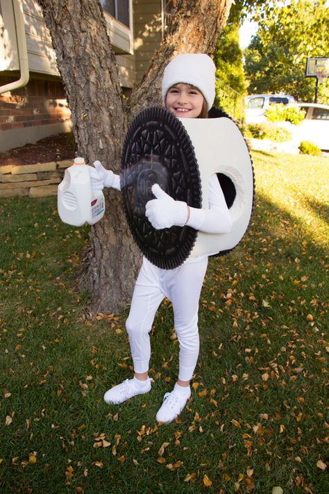 Cookie Costume Diy, Oreo Costume, Cookie Halloween Costume, Donut Halloween Costume, 2015 Halloween Costumes, Cookie Costume, Teacher Costumes, Trendy Halloween Costumes, Oreo Cookie