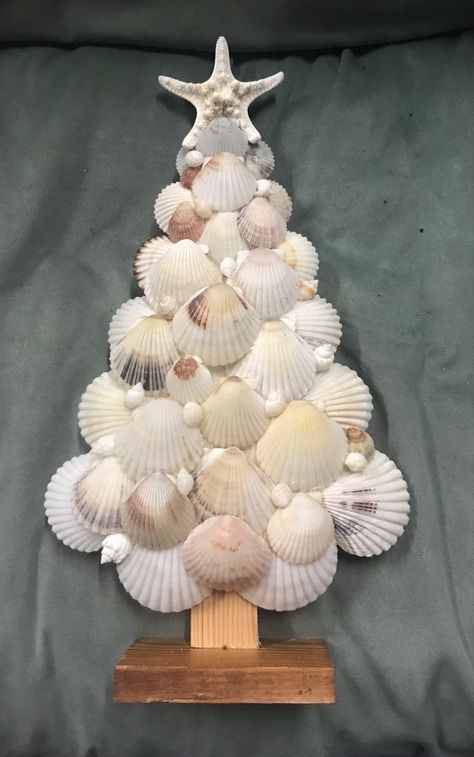 Christmas Crafts With Seashells, Christmas Tree Shells, Christmas Sea Shell Crafts, Sea Shell Decoration Ideas, Christmas Crafts With Shells, Seashell Christmas Tree Diy, Christmas Shell Crafts, Things To Do With Shells From The Beach, Oysters Crafts