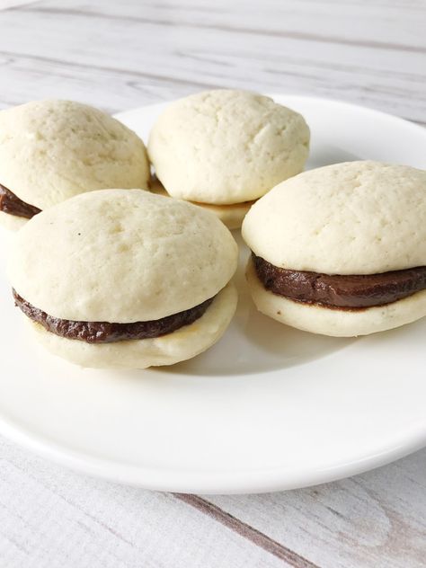 Vanilla Whoopie Pie Recipe, Vanilla Whoopie Pies, White Cake Mix Cookies, Whoopee Pie, Whoopie Pie Filling, Cream Filled Cookies, Milk Chocolate Frosting, Whoopie Pie Recipe, Chocolate Whoopie Pies