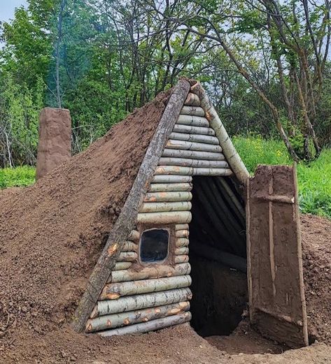 Wilderness Survival Shelter How To Make, Permanent Bushcraft Shelter, Secret Hideout In The Woods, Primitive Survival Shelters, Outside Fort Ideas Woods, Winter Survival Shelter, How To Build A Shelter In The Woods, Bush Craft Shelter, Winter Bushcraft Shelters