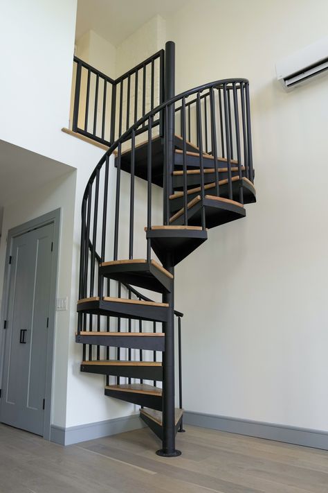 Home Design Store, Loft Stairs, Steel Stairs, Metal Stairs, Floating Stairs, Wooden Steps, Stair Decor, Home Stairs Design, Stair Lighting