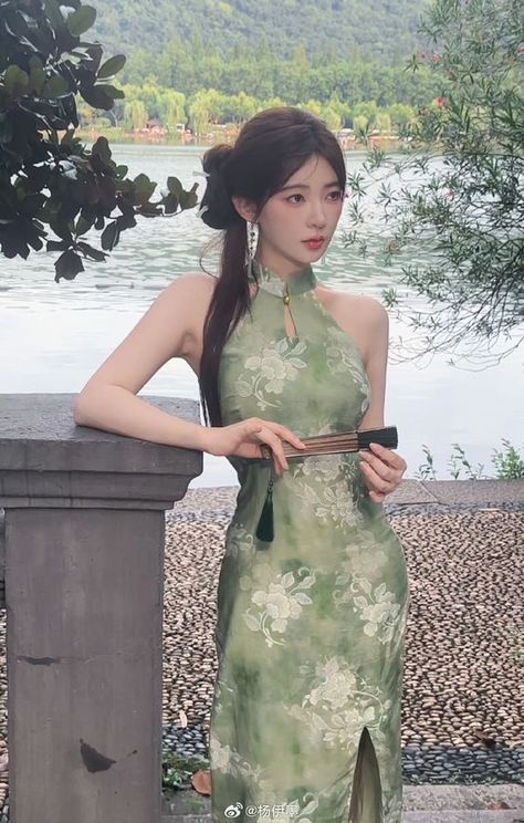 Cheongsam Aesthetic, Qipao Aesthetic, Chinese Fashion Aesthetic, Chinese Ootd, Qipao Outfit, Green Qipao, Chinese Fancy Dress, Asian Style Dress, Dainty Dress