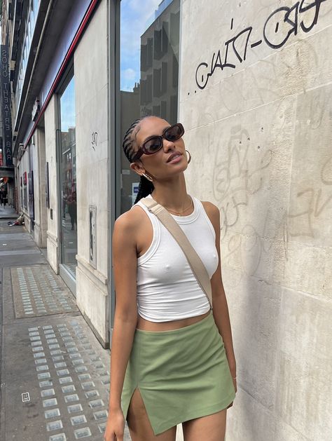 Green Skirt Outfit Summer, Mint Green Skirt Outfit, Light Green Skirt Outfit, Mint Skirt Outfit, Outfit Ideas Hot Weather, Bali Fits, Green Skirt Outfit Ideas, Mini Denim Skirt Outfit, Green Skirt Outfits