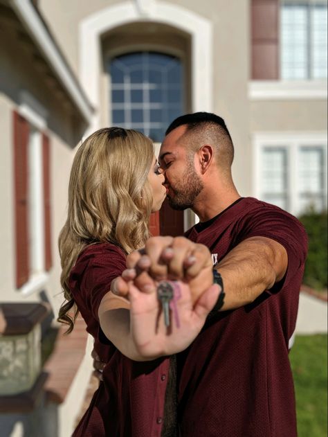 New Home Pictures Announcement Couple, Bought A Home Announcement, Homeowner Photo Shoot, Our First Home Photoshoot Couple, New Home Aesthetic Keys Couple, New Home Keys Picture, First Apartment Keys Aesthetic, First Home Announcement Ideas, Home Keys Aesthetic