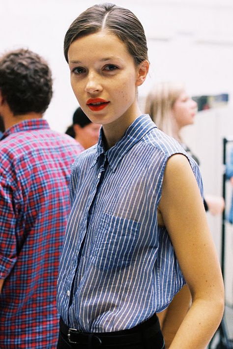 Sleeveless collared shirts #BoutiquePoulet2015 #BoutiquePouletWoman Vanessa Jackman, Margaret Howell, Magnolia Pearl, Red Lipstick, Yohji Yamamoto, Mode Inspiration, Looks Style, Sleeveless Shirt, Dandy