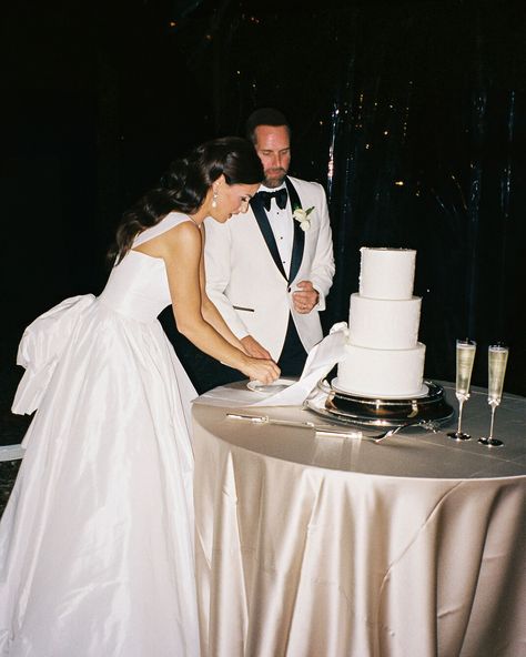 An Elegant and Timeless Wedding Tale with Sweet Details✨ Jenna and Matt aimed for an elegant, classic, timeless wedding. Her favorite movie, «Father of the Bride,” inspired the Jenna’s vision. Since she was young, she had dreamed of a wedding similar to Annie’s in the movie, complete with a grand gown and timeless elegance. All the details of the day were designed to match this style. «As a baker, I had a very specific vision. Our cake was very important to me, and I wanted to include our ... Jenna And Matt, Classic Timeless Wedding, Elegant And Timeless Wedding, Cake Artist, Oyster Bar, Classic Cake, Garden Party Wedding, Favorite Movie, My Dress