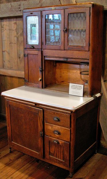 Always wanted one like this. Golden oak antique hoosier cabinet | via lisa strathmann Antique Hoosier Cabinet, Hoosier Cabinets, Old Fashioned Kitchen, Hoosier Cabinet, Cabinet Plans, Antique Kitchen, Woodworking Projects Plans, Diy Vintage, Old Furniture