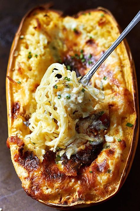 Four Cheese Garlic Roasted Spaghetti Squash - Make a hit for the dinner. eatwell101.com Garlic Spaghetti Squash, Office Food, Garlic Spaghetti, Baked Spaghetti Squash, Spaghetti Squash Recipes, Food Blogging, Bake Recipes, Paula Deen, Squash Recipes