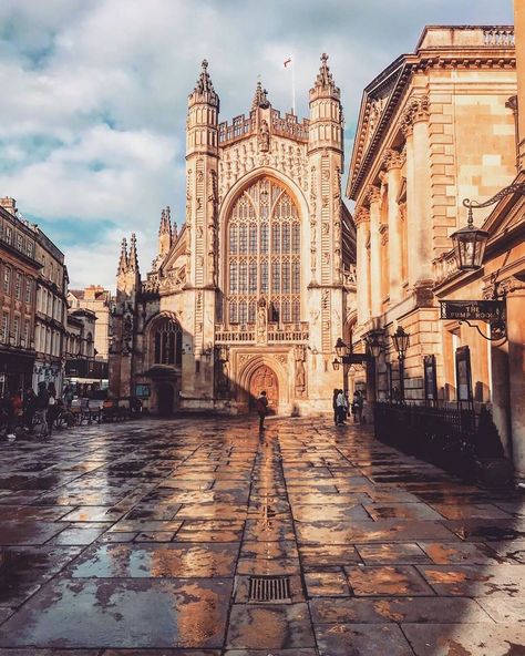 Rainy England, Bath Architecture England, Bath Abbey England, Bath Town England Uk, Abbey Theatre Dublin, British Village, Bath Abbey, Art Glass Pumpkin, Gothic Elements