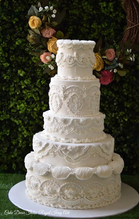 White Piping Wedding Cake, Wedding Cakes Fancy, Girly Wedding Cake, Vintage Wedding Cake Designs Lace Detail, Celebrity Wedding Cakes, Piped Wedding Cakes, Buttercream Wedding Cake Elegant, 1950s Wedding Cake, White Wedding Cakes Elegant